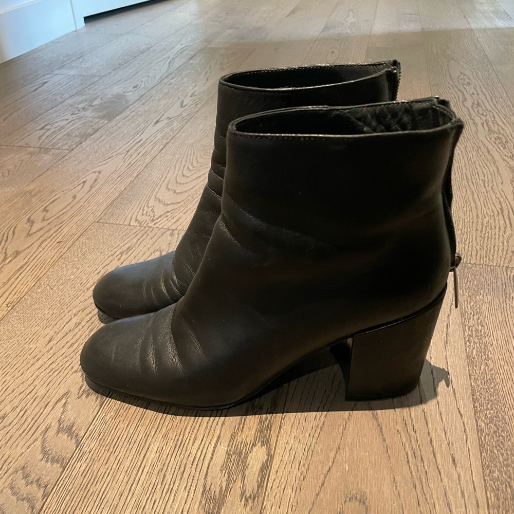 Stuart weitzman leather ankle boots US6